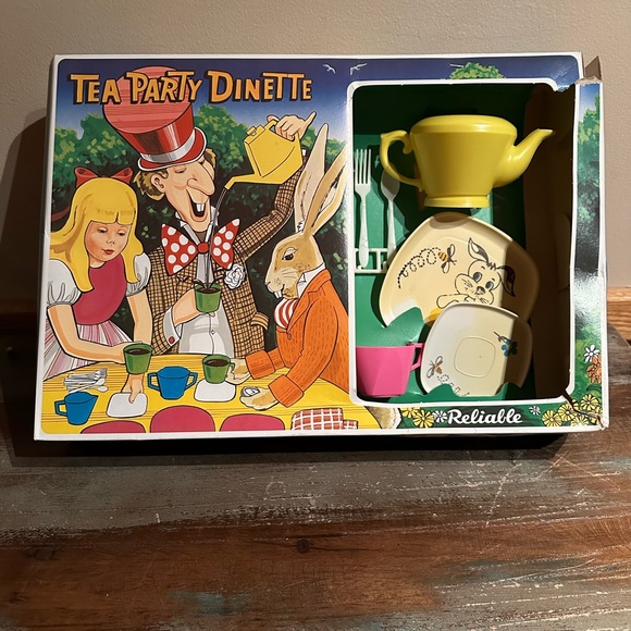 Vintage Alice in Wonderland Tea Party Dinette Playset NIB Reliable Toys - Picture 4 of 5